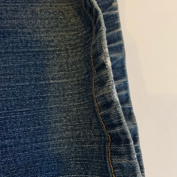 Wrangler Aura Woman’s Medium Washed Lightly Distressed Jeans 12 Regular Short - Picture 10 of 15